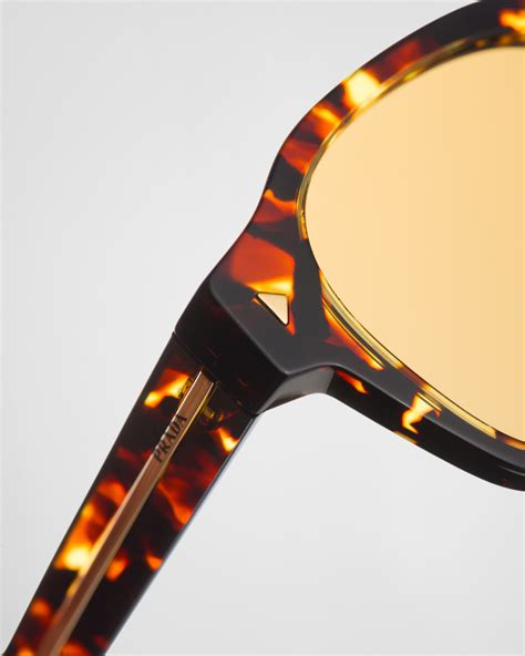 Honey Lenses Sunglasses With Iconic Metal Plaque .